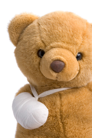 Humorvoll: Teddybär, der während seiner Ausbildung einen Unfall hatte